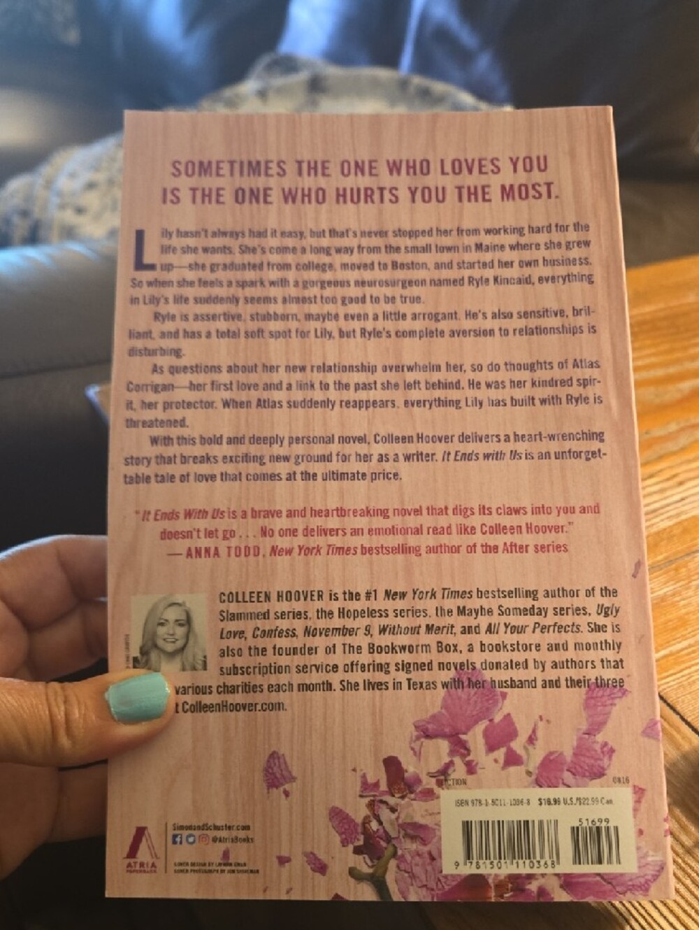 Colleen Hoover 'It Ends With Us' Book - Pink Cover - Picture 2 of 3